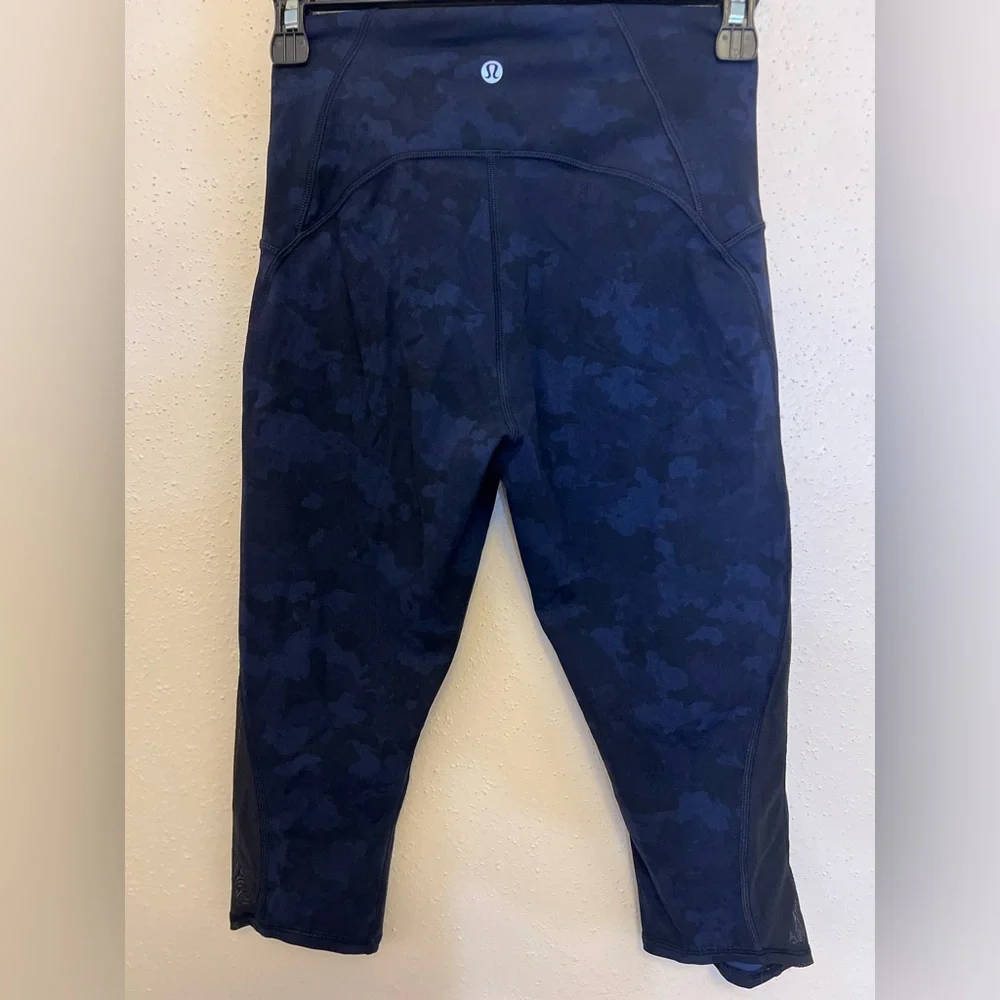 Lululemon Blue Camo Wunder‎ Under High Rise Crop Leggings Size 6